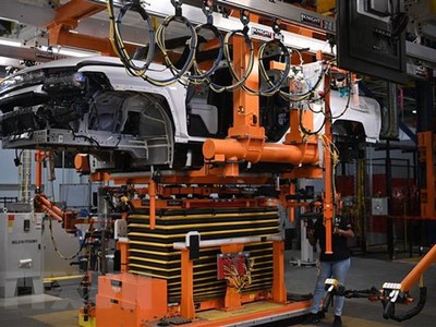 Dây chuyền Kl994 nhà cái bóng đá world cup xe ôtô điện tại nhà máy của hãng General Motors ở Detroit, Michigan, Mỹ. (Ảnh: AFP/TTXVN)