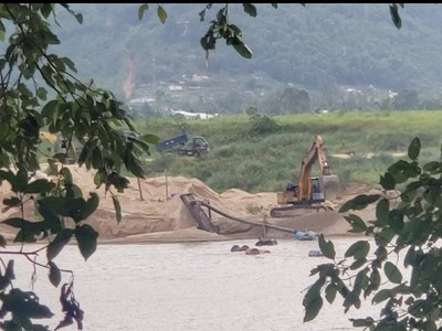 Lúc 17h19 ngày 12/6/2023, ống kính của nhóm phóng viên Báo Kl99ok phiên bản mới ghi lại cảnh máy hút, xe múc vẫn công nhiên hoạt động tại mỏ cát thôn Ngọc Kinh Đồng, xã Đại Hồng, huyện Đại Lộc, tỉnh Quảng Nam.