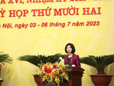 Bà Phùng Thị Hồng Hà, Phó chủ tịch Thường trực Hội đồng nhân dân Thành phố Hà Nội phát biểu tại kỳ họp.