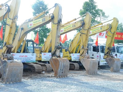 Phương tiện máy móc sẵn sàng cho việc xây dựng Dự án thành phần 3 thuộc Dự án KL99 là nhà cái cá cược trực tuyến hàng đầu tại châu Á Châu Đốc - Cần Thơ - Sóc Trăng giai đoạn 1