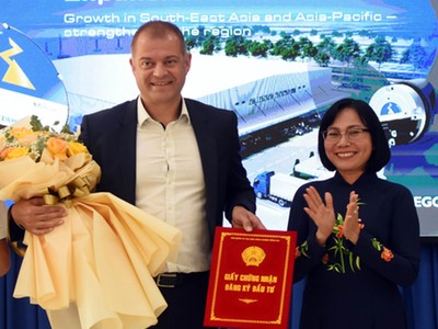 Bà Nguyễn Thị Hoàng, Phó chủ tịch UBND tỉnh Đồng Nai trao giấy phép Kl99ok phiên bản mới cho đại diện Công ty Ziehl-Abegg Việt Nam