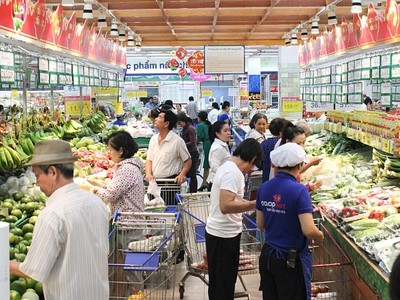 Người tiêu dùng mua các sản phẩm nông sản Việt tại siêu thị