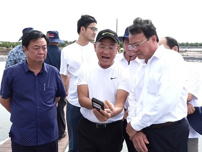 Bộ trưởng Bộ NN&PTNT Lê Minh Hoan (bìa trái) và Chủ tịch UBND tỉnh Trà Vinh Lê Văn Hẳn (bìa phải) tham quan mô hình nuôi tôm công nghệ cao hiệu quả của Kl994 game bài casino hấp dẫn Mỹ Lan - Ảnh Văn Vũ