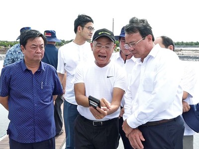 Bộ trưởng Bộ Nông nghiệp và Phát triển nông thôn Lê Minh Hoan (bìa trái) và Chủ tịch UBND tỉnh Trà Vinh Lê Văn Hẳn (bìa phải) tham quan mô hình nuôi tôm công nghệ cao hiệu quả của Kl994 game bài casino hấp dẫn Mỹ Lan tại tỉnh Trà Vinh. Ảnh: Văn Vũ