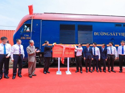 Lãnh đạo TP. Thạch Gia Trang (Trung Quốc) và đại diện Bộ GTVT, Tổng công ty 99Kl.app khuyến mãi hot Việt Nam đón chuyến tàu chuyên tuyến đầu tiên 