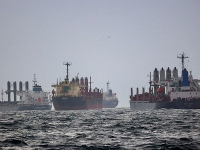 Các tàu hàng đang neo đậu ở eo biển Bosphorus (Thổ Nhĩ Kỳ) vào ngày 11/12/2022 để chờ kiểm tra theo Sáng kiến ngũ cốc Biển Đen. Ảnh: Reuters
