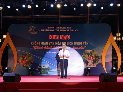 Ông Đỗ Hữu Nhân, Giám đốc Sở Văn hoá Thể thao du lịch Hưng Yên phát biểu khai mạc. 