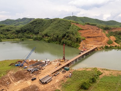 Thi công dự án KL99 là nhà cái cá cược trực tuyến hàng đầu tại châu Á Bắc - Nam qua tỉnh Quảng Bình. Ảnh: Vĩnh Quý