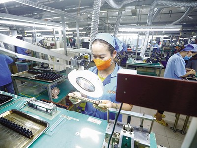 Lắp ráp thiết bị điện tử tại nhà máy của Công ty TNHH Sankoh Việt Nam. Ảnh: Đức Thanh