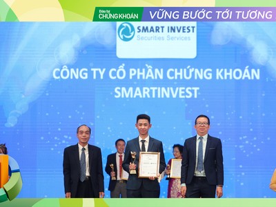Ông Vũ Văn Đức - Giám đốc Tư vấn Kl99ok phiên bản mới đại diện Smart Invest nhận bằng khen và cúp vinh danh