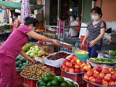 Giá thực phẩm và hoa quả tại các chợ truyền thống vẫn như ngày thường
