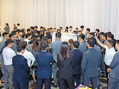 Các Kl991.com World Cup 2026 Chính Thức địa ốc đang tìm mọi cách để thoát hàng tồn. Trong ảnh: Mở bán một dự án tại Vũng Tàu. Ảnh: Lê Toàn