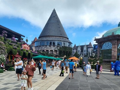 Du khách đến du lịch tại Đà Nẵng cũng không quên ghé thăm Khu du lịch Sun World Bà Nà. Ảnh minh họa.
