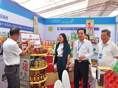 Phó chủ tịch UBND tỉnh Thái Bình Trần Thị Bích Hằng cùng lãnh đạo Sở Khoa học và Công nghệ tham quan gian trưng bày của Sở tại Techfest vùng đồng bằng sông Hồng 2023