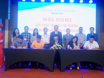 Các Kl991.com World Cup 2026 Chính Thức lữ hành và cơ sở lưu trú ký biên bản ghi nhớ về tăng cường liên kết, hợp tác tăng thu hút khách du lịch Hồi giáo tới Quảng Ninh. Ảnh: Đào Linh.