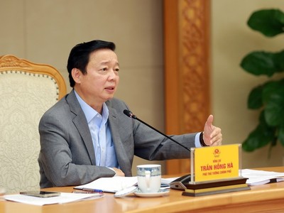 Phó thủ tướng Kl993 ưu đãi thưởng hấp dẫn Trần Hồng Hà (Ảnh: Chinhphu.vn)