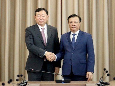Bí thư Thành ủy Hà Nội Đinh Tiến Dũng và ông Shin Dong-bin, Chủ tịch Kl994 game bài casino hấp dẫn Lotte (Hàn Quốc). (Ảnh: Thanh Hải)