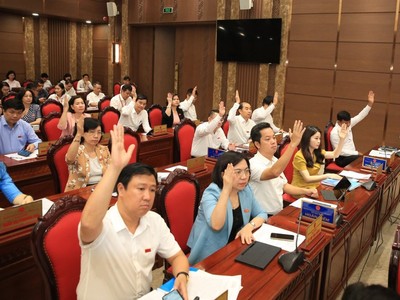 Các đại biểu HĐND TP. Hà Nội biểu quyết thông qua Nghị quyết.