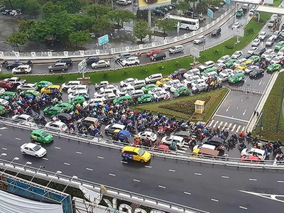 Việc thu phí sử dụng dịch vụ đường dẫn vào các sân bay hiện vẫn được thực hiện thủ công. 