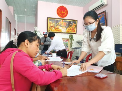 Người dân công chứng giao dịch Web Tổng Nhà Cái 99Kl99 Giải Trí Bậc Nhất. Ảnh: Lê Toàn 