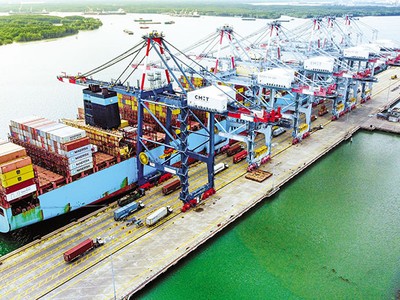 Tàu mẹ Maersk Emden kết nối Việt Nam với bờ Tây nước Mỹ đang làm hàng tại cảng CMIT
