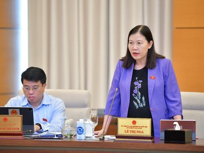 Chủ nhiệm Uỷ ban Tư pháp Lê Thị Nga tham gia thảo luận.