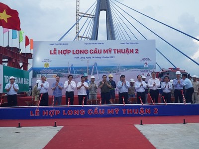 Thủ tướng Phạm Minh Chính và lãnh đạo các bộ ngành trung ương và địa phương thực hiện nghi thức hợp long cầu Mỹ Thuận 2