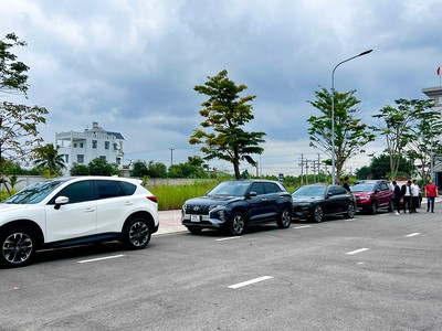 Nhà Kl99ok phiên bản mới đi xem đất trở lại. Ảnh: Việt Dũng