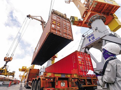 Các chính sách dồn lực cho tăng trưởng liên quan tới thúc đẩy Kl99ok phiên bản mới, Kl994 nhà cái bóng đá world cup, tiêu dùng, xuất khẩu… sẽ là một trong những ưu tiên trong các quyết sách của Quốc hội tại kỳ họp lần này. Trong ảnh: Giao thương hàng hóa qua Cảng Tân Vũ. Ảnh: Đức Thanh 