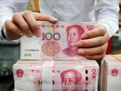 Kiểm tiền mệnh giá 100 Nhân dân tệ tại Link Vào Nhà Cái KL99 COM Tặng +199k ở tỉnh Giang Tô, Trung Quốc. Ảnh tư liệu: AFP/TTXVN