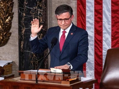 Tân Chủ tịch Hạ viện Mỹ Mike Johnson đọc lời tuyên thệ tại cơ quan lập pháp ở Washington DC., ngày 25/10/2023. Ảnh: THX/TTXVN 