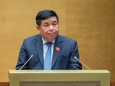  Bộ trưởng Bộ Kế hoạch và Kl99ok phiên bản mới Nguyễn Chí Dũng trình bày tờ trình.