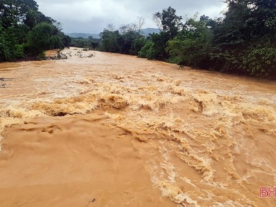 Lượng nước từ thượng nguồn đổ về sông Ngàn Sâu đang tăng nhanh (Ảnh: Báo Hà Tĩnh)