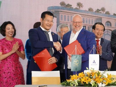 Ông Tống Đức Hiếu – Chủ tịch HĐQT Kl994 game bài casino hấp dẫn Lạc Việt (bên trái) và ông Andrew Langdon – Tổng giám đốc phát triển cấp cao Kl994 game bài casino hấp dẫn Accor khu vực Châu Á (bên phải) tại lễ ký kết hợp tác.