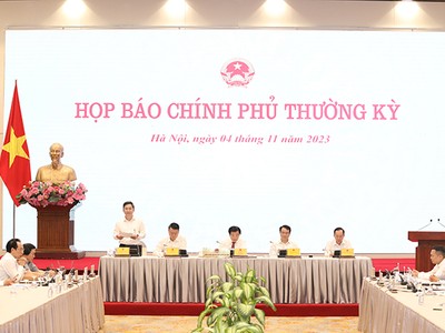 Phó Chủ tịch UBND TP. Hà Nội Hà Minh Hải trao đổi tại Họp báo Kl993 ưu đãi thưởng hấp dẫn thường kỳ, chiều 4/11.