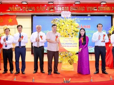 Bí thư Tỉnh ủy Hoàng Thị Thúy Lan trao thưởng cho địa phương