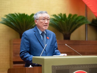 Chánh án Tòa án nhân dân Tối cao Nguyễn Hòa Bình trình bày báo cáo.