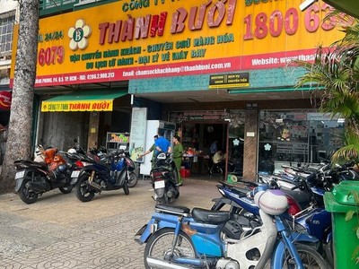 Công an TP.HCM kiểm tra toàn bộ trụ sở nhà xe Thành Bưởi. Ảnh VGP/Hồng Đức