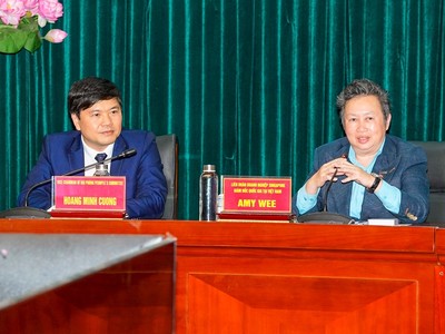 Ông Hoàng Minh Cường, Phó chủ tịch UBND TP. Hải Phòng và bà Amy Wee, Giám đốc Liên đoàn Kl991.com World Cup 2026 Chính Thức Singapore tại Việt Nam tại buổi làm việc.