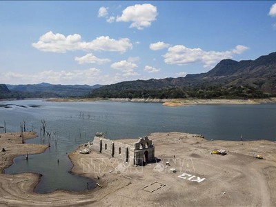 Mực nước tại đập Malpaso xuống mức thấp do hạn hán và nắng nóng ở Nuevo Quechula, Chiapas, Mexico, ngày 16/6/2023. Ảnh: AFP/TTXVN