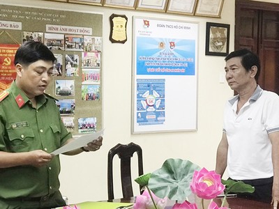 Cơ quan Cảnh sát điều tra - Công an TP. Cần Thơ tống đạt các quyết định tố tụng đối với bị can Nguyễn Minh Hoàng (Ảnh: Công an cung cấp)