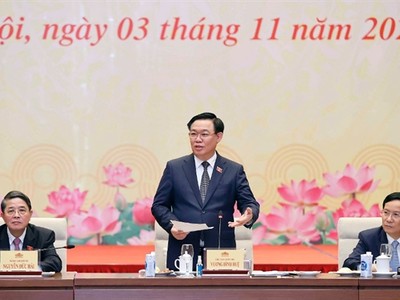 Chủ tịch Quốc hội Vương Đình Huệ lắng nghe các ý kiến đóng góp của đại diện các gia đình doanh nhân tiêu biểu