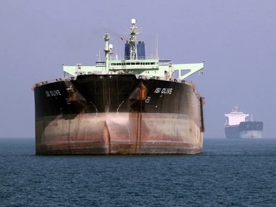 Một tàu chở dầu ngoài khơi cảng Bandar Abbas của Iran. Ảnh: AFP
