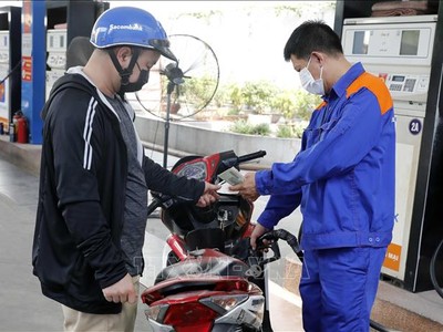 Mua bán xăng, dầu tại điểm Kl992 VIP Trang Chủ 2026 KL99 dịch vụ hỗ trợ 24/7 trên địa bàn Hà Nội. Ảnh: Trần Việt/TTXVN