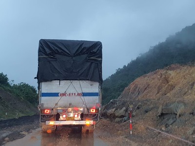 Hiện trường khu vực xảy ra sạt lở, sụt trượt trên tuyến KL99 là nhà cái cá cược trực tuyến hàng đầu tại châu Á La Sơn - Tuý Loan. Ảnh: Ngọc Tân 