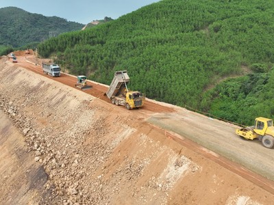 TP. Hạ Long đang đẩy nhanh tiến độ thi công đường nối Sơn Dương - Đồng Sơn, đảm bảo mục tiêu giải ngân vốn Kl99ok phiên bản mới công. Ảnh: Đỗ Phương