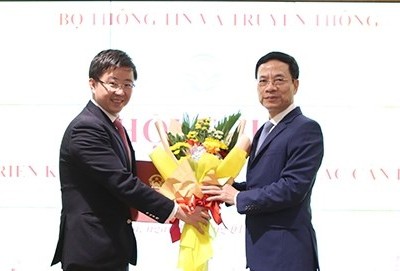 Ông Bùi Hoàng Phương (bên trái) được bổ nhiệm giữ chức Thứ trưởng Bộ Thông tin và Truyền thông. Ảnh: baochinhphu.vn