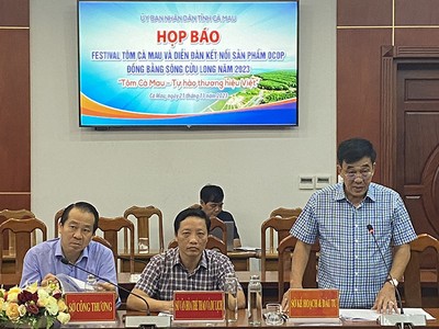 Ông Nguyễn Đức Thánh - Giám đốc Sở kế hoạch và Kl99ok phiên bản mới Cà Mau thông tin tại buổi Họp báo Festival Tôm Cà Mau lần I/2023