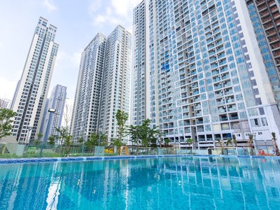 Khu vực bể bơi ngoài trời cho người lớn và trẻ em với thiết kế giao hòa thiên nhiên cùng không gian mở.