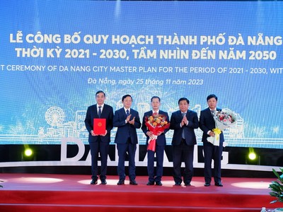 Phó thủ tướng Kl993 ưu đãi thưởng hấp dẫn Trần Hồng Hà trao Quyết định số 1287/QĐ-TTg về Quy hoạch thành phố Đà Nẵng thời kỳ 2021 - 2030, tầm nhìn đến năm 2050 cho lãnh đạo Thành phố Đà Nẵng.
